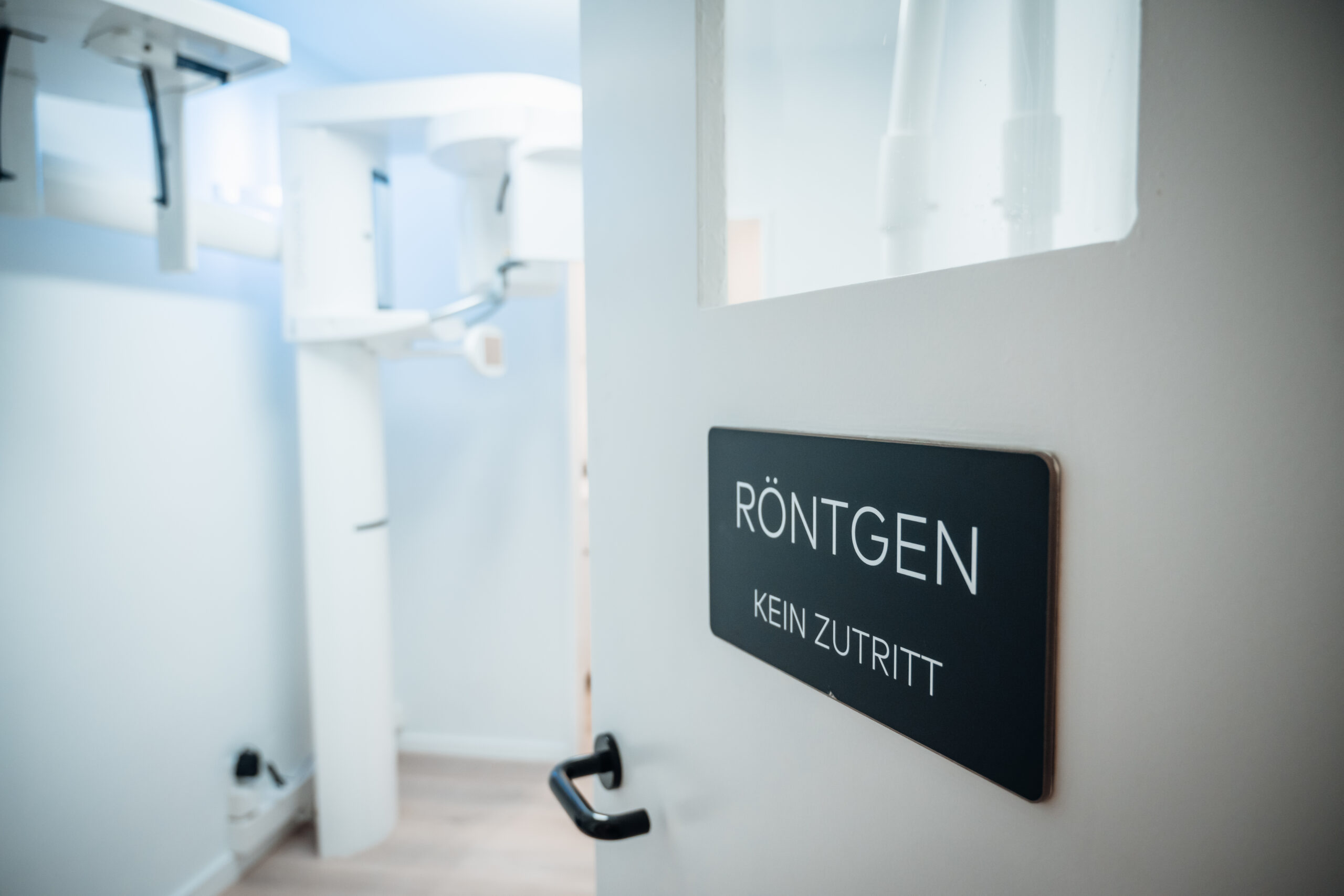 Blick in den Röntgenraum in der Zahnarztpraxis zh37