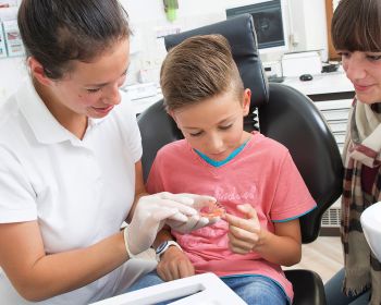 Kinderzahnprophylaxe in der Zahnarztpraxis zh37 in Hildesheim.
