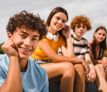 Teenager mit Zahnspange