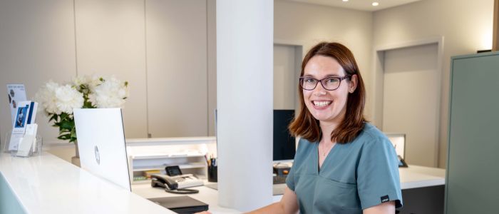 Mitarbeiterin am Empfang der Zahnarztpraxis zh37 in Hildesheim
