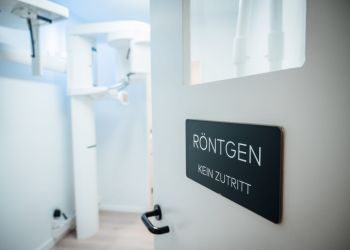 Blick in den Röntgenraum in der Zahnarztpraxis zh37