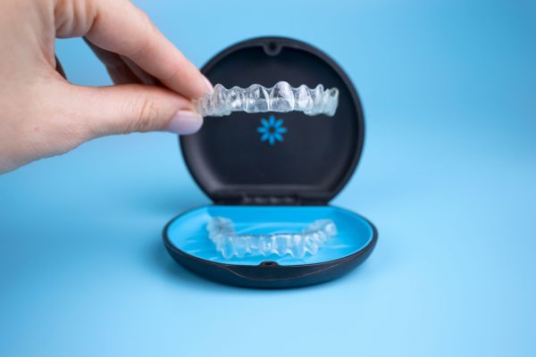Invisalign Dose eines Patienten mit Aligner Schienen