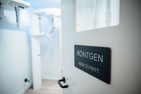 Blick in den Röntgenraum in der Zahnarztpraxis zh37