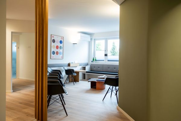 Bequemes Wartezimmer in der Zahnarztpraxis zh37
