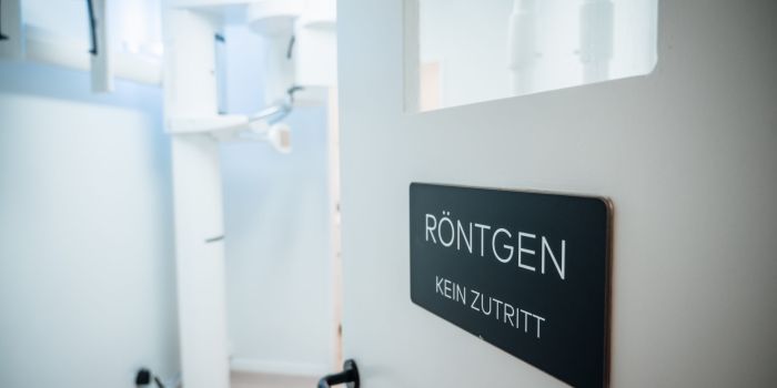 Blick in den Röntgenraum in der Zahnarztpraxis zh37
